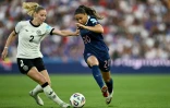 L'attaquante française Delphine Cascarino (d) à la lutte avec la défenseuse allemande Sarai Linder, en quart de finale de l'Euro, le 19 juillet 2025 à Bâle