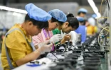 Des employées travaillent sur une chaîne de montage dans une usine de haut-parleurs à Fuyang, dans la province chinoise de l'Anhui, le 30 juin 2023