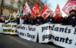 La banderole de tête de la manifestation contre la réforme des retraites à Paris avec Philippe Martinez de la CGT (C) et Yves Veyrier (2ème D) , le 6 février 2020 