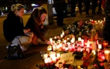 Des personnes déposent une bougie en hommage aux victimes devant le mémorial improvisé installé sur les lieux de l'attaque à la voiture-bélier à Munich, dans le sud de l'Allemagne, le 15 février 2025