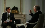 Le journaliste américain Tucker Carlson (g) pendant son interview avec le président russe Vladimir Poutine, le 6 février 2024 au Kremlin, à Moscou