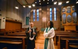 Le moine bouddhiste Yoshinobu Fujioka et le pasteur Kazuhiro Sekino le 27 août 2016 dans une église luthérienne à Tokyo