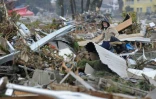 Une mère et son enfant dans les ruines de Natori, dans le département de Miyagi, le 16 mars 2011 au Japon, cinq jours après un terrible tsunami