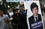 Un partisan du candidat à la présidence Javier Milei, portant un costume de Zorro, crie des slogans en faveur de l'économiste ultralibéral lors d'un rassemblement de campagne à Ezeiza, dans la province de Buenos Aires, le 15 novembre 2023