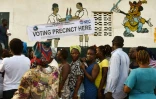 Des électeurs libériens attendent leur tour pour voter à la présidentielle, à Monrovia, le 10 octobre 2017.  