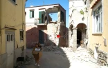Des gens évacuent leurs biens après le séisme à Casamicciola Terme, sur l'île italienne d'Ischia, le 22 août 2017