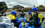 Corey Coker, instructeur de raft, prépare des touristes avant d'embarquer sur la rivière Arkansas, à Buena Vista, le 17 mai 2023 dans le Colorado