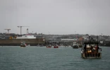 Des bateaux de pêche français manifestent devant le port de Saint Helier sur l'île de Jersey le 6 mai 2021.