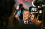 Andrej Babis, le leader du parti ANO, répond aux journalistes lors d'une conférence de presse au siège du parti, à Prague, le 4 octobre 2025