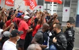 Des manifestants devant la préfecture de Martinique à Fort-de-France, le 30 novembre 2021
