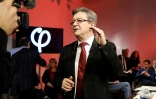 Jean-Luc Mélenchon (D)  lors d'une émission sur YouTube présente et chiffre son plan économique pour 2017-2022, le 19 février 2017