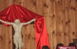 Mardi 2 Mai 2009

Selon des fideles le visage du Christ est apparu sur un rideau de l'église de Bras-Panon  (photo Hugues Rodelin)