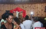 Mardi 2 Mai 2009

Selon des fideles le visage du Christ est apparu sur un rideau de l'église de Bras-Panon  (photo Hugues Rodelin)