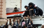 Des manifestants portent le cercueil d'un des leurs, tué durant les rassemblements contre le pouvoir, le 28 novembre 2019 à Najaf, au sud de Bagdad