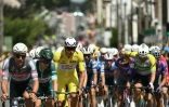 Jaspoer Philipsen avec le maillot vert (2e en partant de la gauche), juste devant le maillot jaune Mathieu van der Poel après le départ de la 3e étape du Tour de France entre Valenciennes et Dunkerque, le 7 juillet 2025