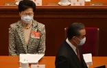 Le ministre chinois des Affaire étrangères Wang Yi (d) devant la cheffe de l'exécutif de Hong Kong Carrie Lam, lors de la session plénière annuelle du Parlement à Pékin, le 5 mars 2021
