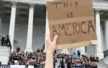 Des manifestants envahissent les marches de l'escalier monumental du Capitole, à Washington, pour protester contre la nomination du juge Brett Kavanaugh à la Cour suprême, le 6 octobre 2018