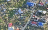 Photo aérienne prise par l'armée philippine montrant des maisons détruites par le super typhon Rai à General Luna, sur l'île de Siargao, le 17 décembre 2021