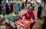 Une femme vote le 23 février 2019 à Jimeta, dans le nord-est du Nigeria, lors des élections présidentielle, législatives et sénatoriales