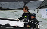 Les skippers français Charlie Dalin (g) et Yann Elies, à bord de leur monocoque "Apivia", se dirigent vers la ligne de départ de la Transat Jacques Vabre, le 27 octobre 2019 au large du Havre