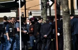 Le ministre de l'Intérieur Christophe Castaner (C) s'entretient avec des policiers à Romans-sur-Isère, théâtre d'une attaque au couteau, le 4 avril 2020