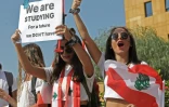 Une étudiante libanaise brandit une pancarte sur laquelle est écrit "Nous étudions pour un avenir qu'on a pas", devant le ministère de l'Education à Beyrouth, le 8 novembre 2019
