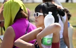 Des touristes tentent de se rafraîchir en pleine canicule à Rome, le 14 juillet 2023