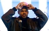 Le musicien américain Chance the Rapper s'adresse à la foule pendant le rassemblement "La route vers le changement", à Chicago, le 15 juin 2018 