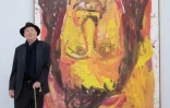 L'artiste allemand Georg Baselitz à côté de son tableau "Schwester Rosi III" de 1995 lors de son exposition à Chemnitz, dans l'est de l'Allemagne, le 16 avril 2018