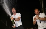 La joie des skippers français Matthieu Souben et Sébastien Rogues, après avoir remporté la Transat Jacques Vabre, à bord de leur multicoque "Primonial", en classe Ocean Fifty, le 22 novembre 2021 à For-de-France