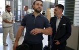 Le streamer Owen Cenazandotti (centre), alias Naruto, arrive au tribunal de Nice, dans les Alpes-Maritimes, pour l'ouverture de son procès, le 6 juillet 2026