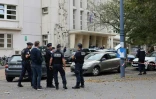 Des policiers devant le lycée Gambetta à Arras, le 13 octobre 2023