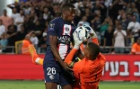 Le défenseur du PSG Nordi Mukiele se heurte au portier nantais Alban Lafont, lors du Trophée des Champions, le 31 juillet 2022 à Tel Aviv