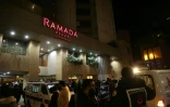 Des secouristes devant l'hôtel Ramada touché par une frappe israélienne, le 8 mars 2026 à Beyrouth 