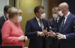 La chancelière allemande Angela Merkel, le président français Emmanuel Macron et le président du Conseil européen Charles Michel discutent avant le début du sommet européen extraordinaire sur le plan de relance économique, le 17 juillet 2020 à Bruxelles