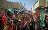 Des Syriens manifestent contre le régime de Bachar al-Assad en agitant notamment des drapeaux turcs, à Hazanu, près d'Idleb (Syrie) le 21 septembre 2018.