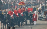 Le président français Emmanuel Macron arrive en calèche au défilé militaire marquant la fête de la Constitution indienne à New Delhi, le 26 juin 2024