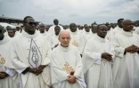 Des prêtres écoutent le pape Léon XIV célébrer la sainte messe à l'aéroport de Bamenda, au Cameroun, 16 avril 2026