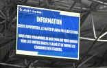 Un message diffusé sur les écrans géants du Stade Vélodrome annonce aux spectateurs le 29 octobre 2023 que le match OM-OL comptant pour la 10e journée de la Ligue 1 est annulé en raison du caillassage du car des Lyonnais à l'approche de l'enceinte
