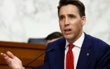 Le sénateur républicain Josh Hawley lors d'une réunion d'une commission du Sénat des Etats-Unis le 14 octobre 2020 à Washington