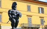 La sculpture "Guerrier" de l'artiste colombien Fernando Botero à Pietrasanta, le 6 octobre 2023 en Toscane 