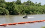 Un bateau de la police aux frontières américaine navigue le long de bouées installées sur le fleuve Rio Grande à Eagle Pass, au Texas, le 24 août 2023