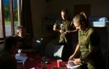 Les conscrites Gine Grimsbu et Marianne Westum dans leur chambre avec leurs camarades de chambrée à Setermoen le 11 août 2016