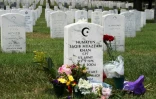 La tombe du capitaine Humayun Khan, mort en Irak en 2004 en tentant de sauver ses hommes, à Arlington, en Virginie, le 1er août 2016