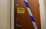 La porte d'un appartement de Haninge, dans la banlieue de Stockholm, scellée par la police, le 1er décembre 2020, après la découverte d'un homme que sa mère aurait enfermé pendant près de 30 ans