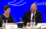 La Première ministre finlandaise Sanna Marin (g) et son homologue ukrainien Denys Denys Chmygal lors d'une conférence internationale de donateurs pour l'Ukraine à Varsovie, le 5 mai 2022