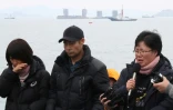 Proches des victimes du Sewol durant les opérations de renflouage du Ferry, le 23 mars 2017 à Jindo