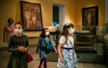 Des enfants portant des masques visitent le musée POuchkine à Moscou le 15 juillet 2020.