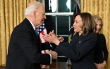 La vice-présidente Kamala Harris et le président américain Joe Biden s'étreignent après le discours d'adieu de ce dernier, dans le bureau ovale de la Maison Blanche à Washington, le 15 janvier 2025