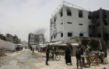 A Jabalia, dans le nord de la bande de Gaza, où des nuages de fumée s'élèvent derrière le centre médical endommagé Kamal Adwan, après des raids israéliens, le 15 mai 2025